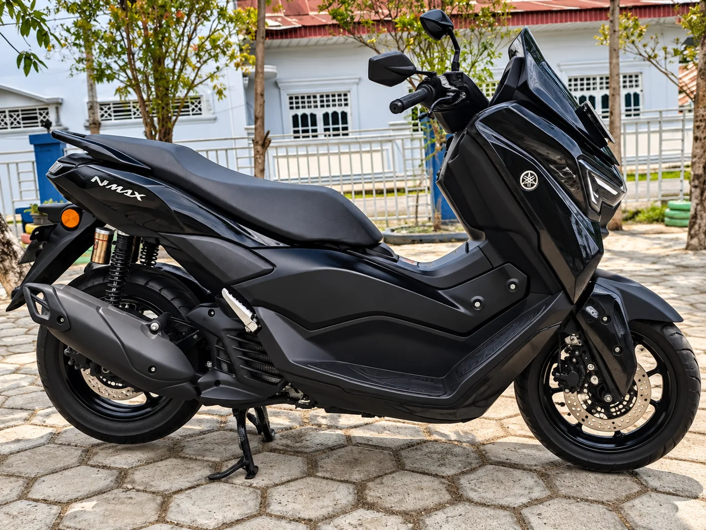 Yamaha NMAX in black